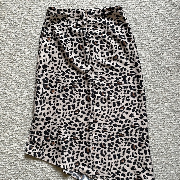 Leopard print asymmetric skirt with side slit - Picture 7 of 8